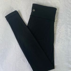 black lululemon wunder under leggings